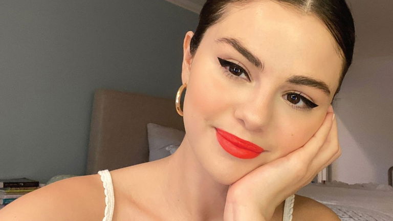 Los 4 pasos infalibles de Selena Gomez para un cat eye perfecto y en pocos minutos