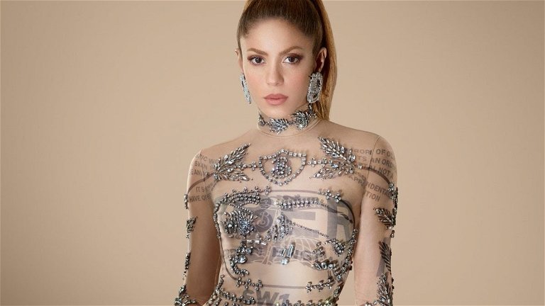 Shakira impone tendencia con este atrevido y sofisticado naked dress