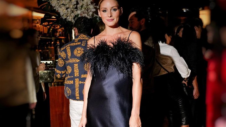 El vestido con plumas de mango para un look espectacular al estilo Olivia Palermo