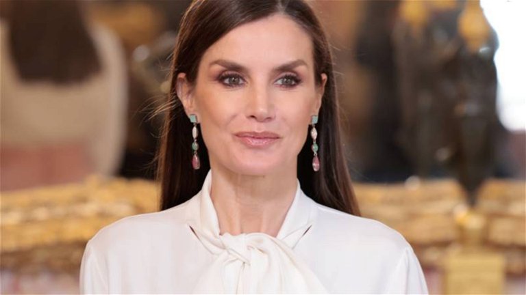 El look romántico de la reina Letizia: consigue el estilo de su último evento con estas dos prendas