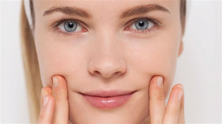 Así es el masaje facial de 30 segundos que te ayudará a tener una piel impecable y más firme