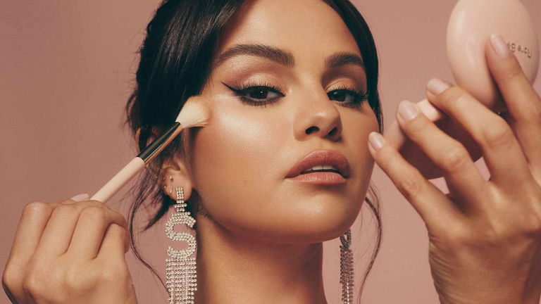 Selena Gómez destaca sus pómulos con un White blush, así es el colorete que sigue triunfando en redes