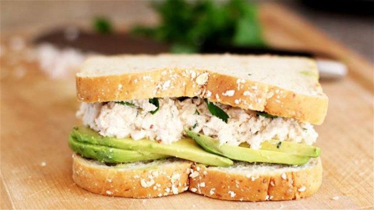 Sándwich de atún y aguacate: la receta más sencilla
