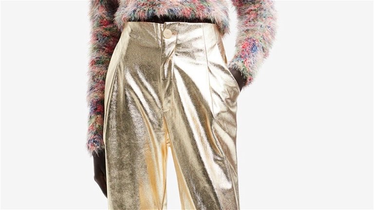 Pantalones metalizados efecto piel: un básico para tu colección que nunca pasa de moda