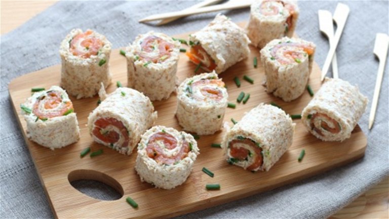 Rollos de salmón ahumado con pan de molde: receta paso a paso