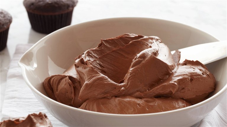 Receta de buttercream de chocolate: ideal para decorar tartas y cupcakes