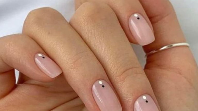 9 ideas de manicura con colores nude para pasar desapercibida