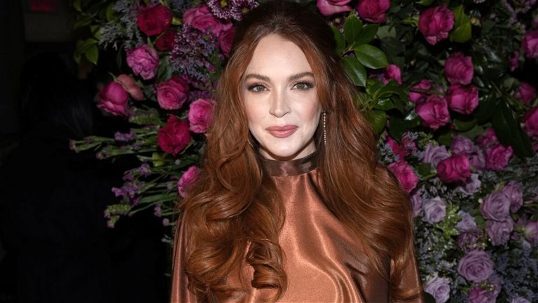 Color rojo cobrizo y ondas glam: el estilo de Lindsay Lohan que todas quieren conseguir