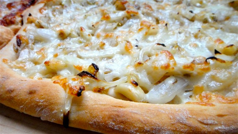 Exquisita receta de pizza de cebolla con queso