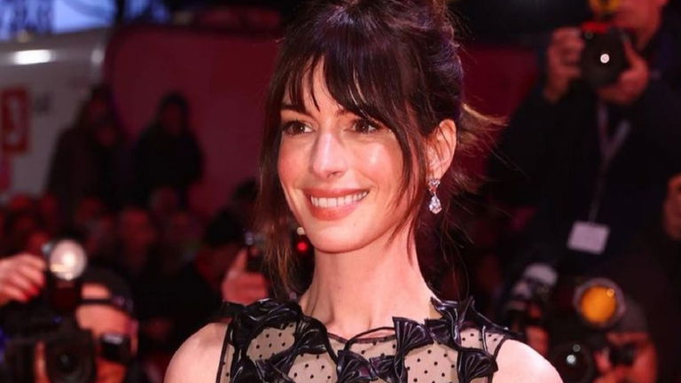 Anne Hathaway marca tendencia con el peinado más desenfadado