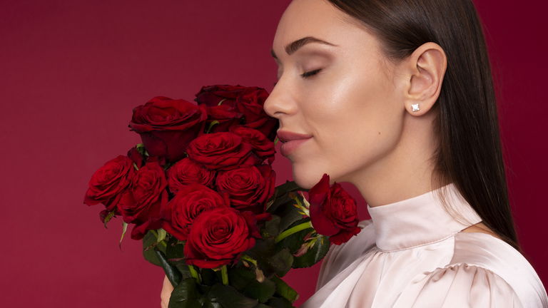 10 perfumes de mujer con olor a rosas