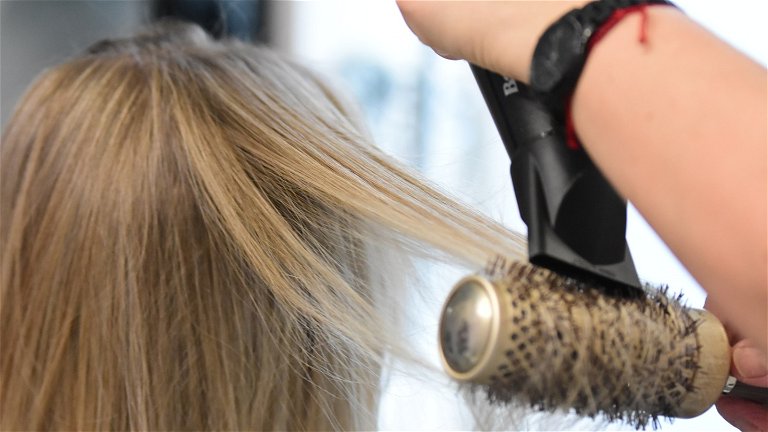 8 trucos para secar el pelo más rápido sin secador