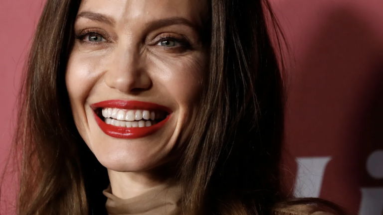 Para Angelina Jolie los labios rojos nunca pasan de moda