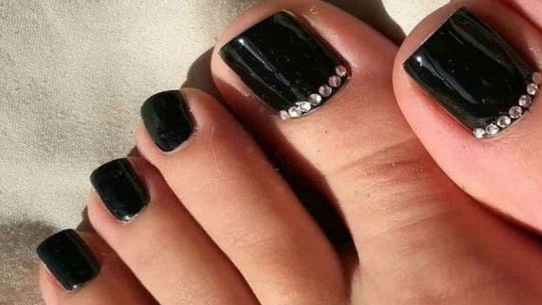 Los 7 mejores colores oscuros para pedicuras en 2024