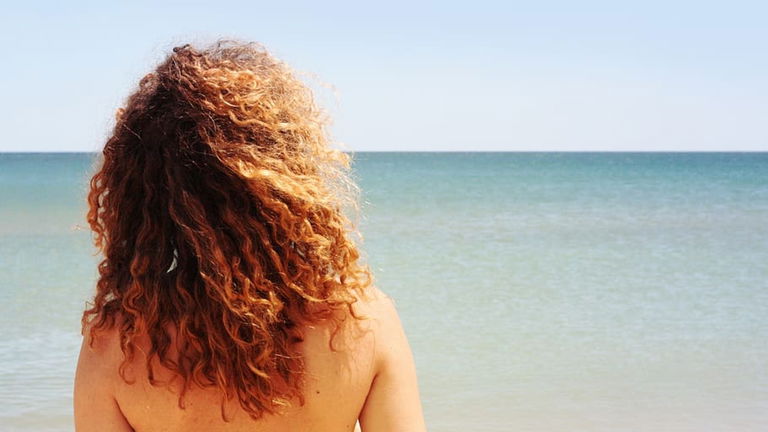 Cómo proteger el pelo rizo del sol en la playa