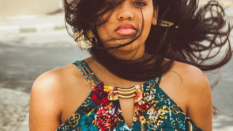 9 ideas de blusas y tops estampados para verano para agrandar el torso