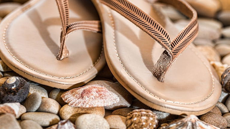 9 ejemplos de chanclas de dedo para un look elegante