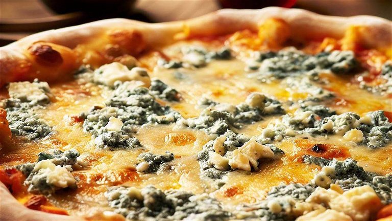 Cómo hacer una deliciosa pizza de mozzarella al roquefort, receta paso a paso
