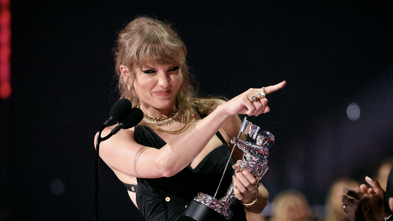 Delineado de ojos: el secreto del maquillaje perfecto de Taylor Swift en los VMA’s 2023