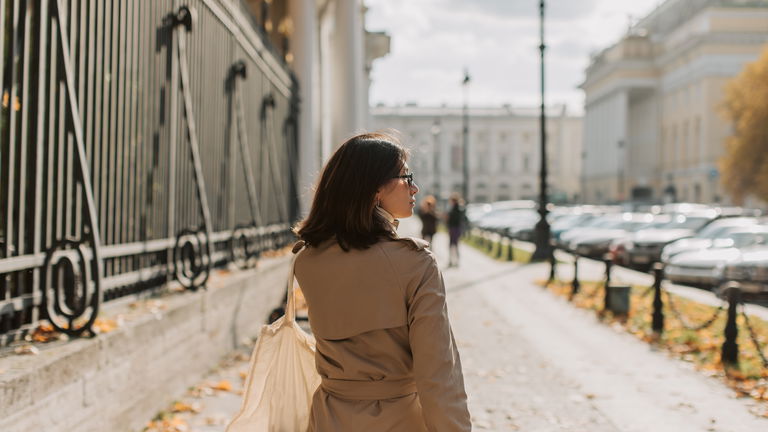 9 outfits con gabardina para lucir en otoño 2023