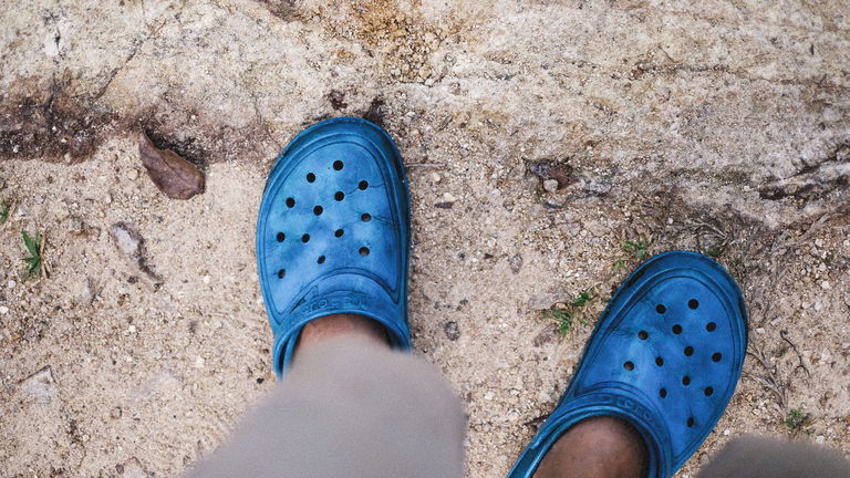 Cómo combinar crocs con un outfit elegante