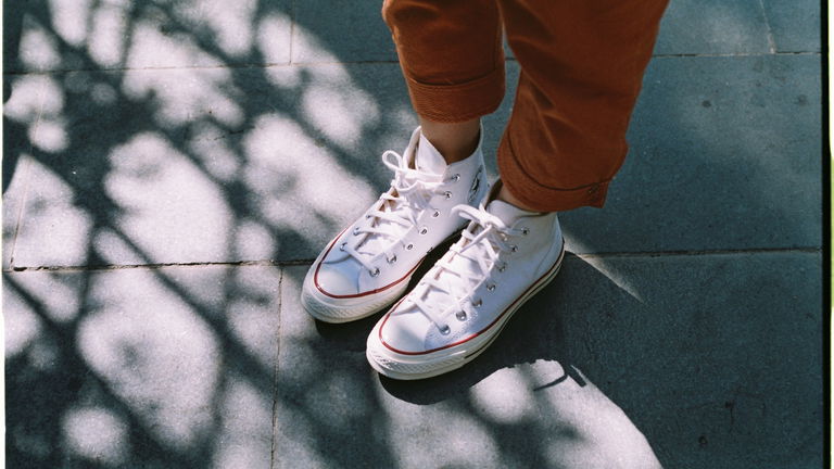 Cómo limpiar unas zapatillas blancas para mantenerlas impolutas