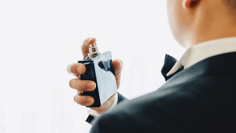 8 perfumes ideales para regalar a un hombre