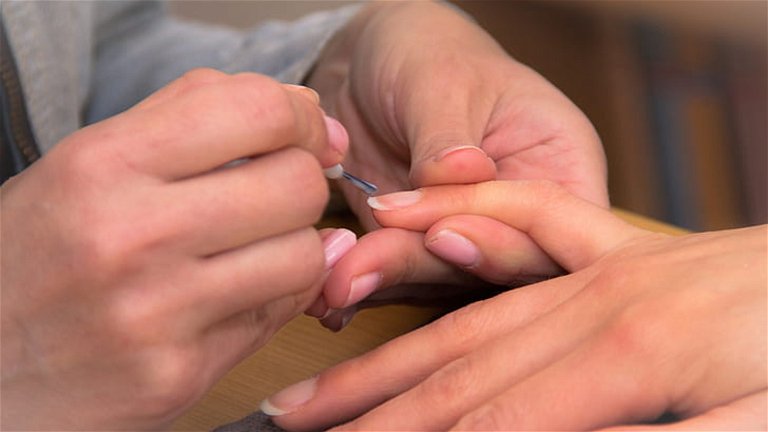 Qué es el kapping de las uñas y cómo se hace