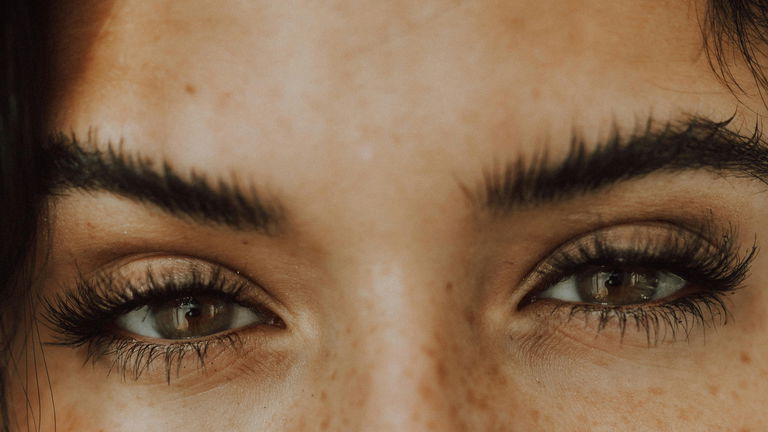 El lápiz de cejas 3 en 1 para conseguir un resultado profesional en casa