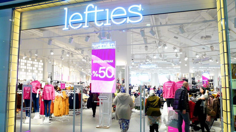 El vestido de Lefties más buscado: es económico y estiliza sin tacones