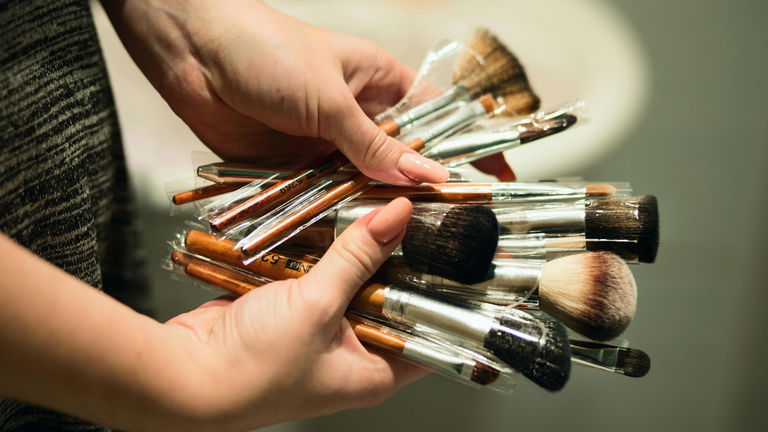 3 bases de maquillaje waterproof para llevar en la playa y la piscina