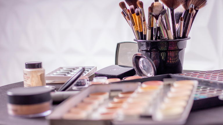 Desmitificando el maquillaje: 3 consejos de expertos para un acabado profesional en casa