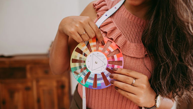 Todo sobre la colorimetría primavera: colores ideales, tips de estilo y cómo vestirte según tu estación