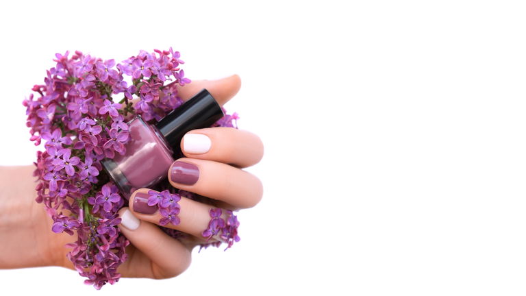 50 diseños de uñas cortas para llevar en primavera 2025 que recomiendan los manicuristas