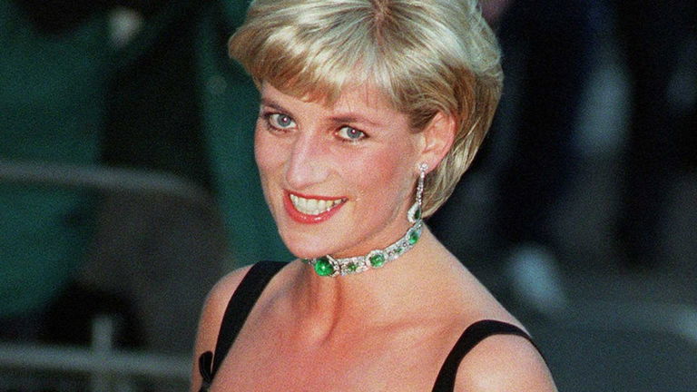 Subasta sin precedentes: los vestidos más recordados de Lady Di y tesoros reales buscan nuevo dueño