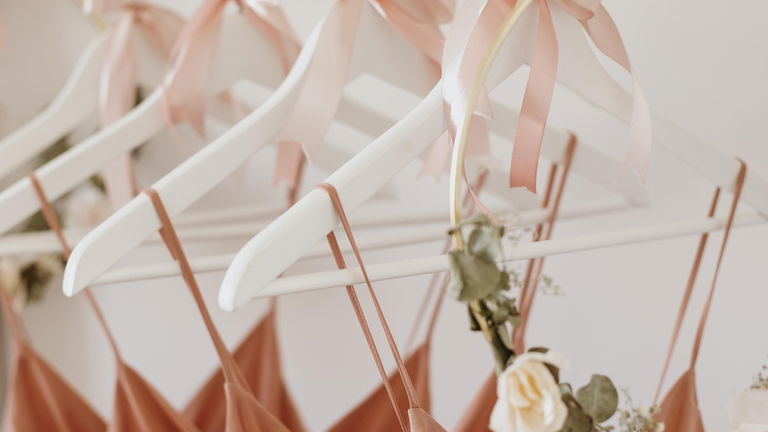 Looks de invitada modernos y elegantes: más opciones además del vestido