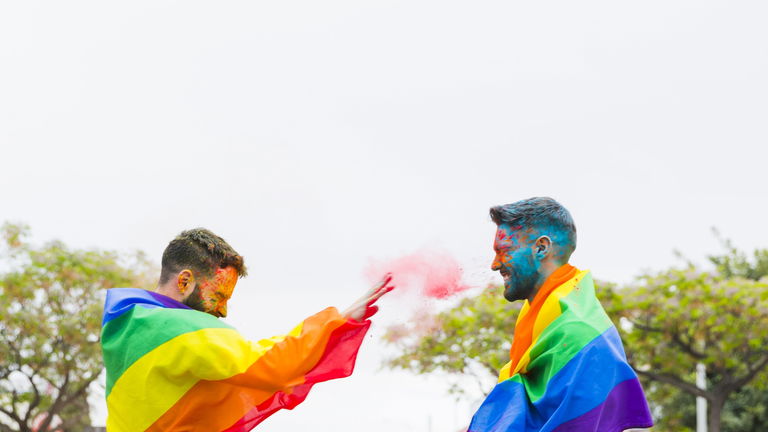 Moda masculina para celebrar el Orgullo 2025 con estilo y personalidad