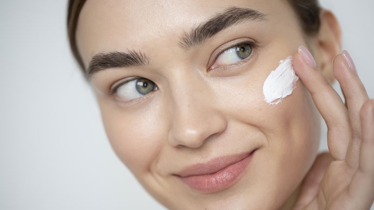 Las 5 mejores cremas con retinol que hemos probado (y que realmente funcionan)