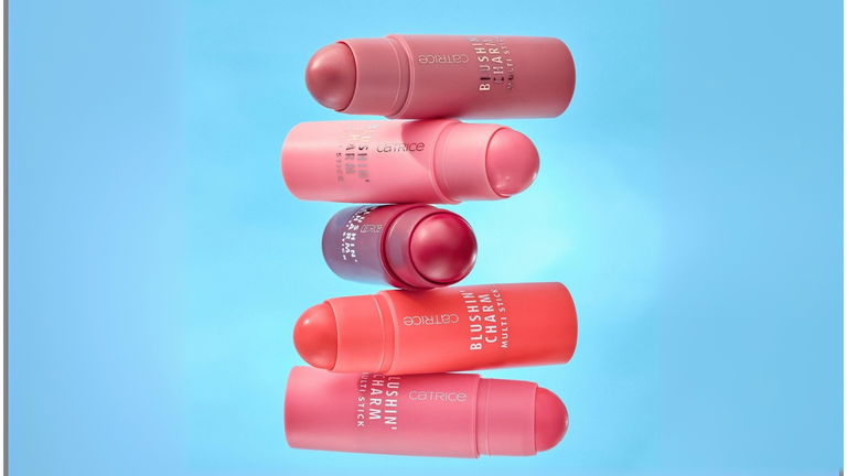 Multi stick Blushin' Charm de Catrice reduce el neceser de estas vacaciones con un producto multiusos