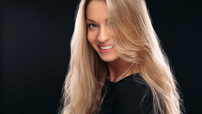 Hair glossing: qué es y cómo aplicar en casa esta tendencia capilar para un brillo inmediato