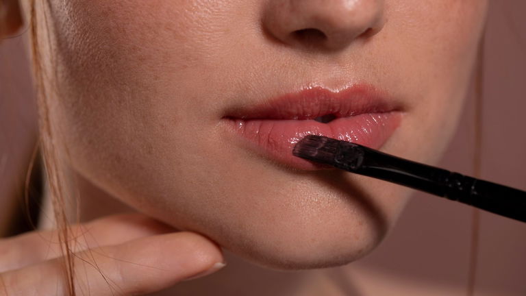 ¿Qué son los labios mordidos? Aprende como lucir esta tendencia este verano