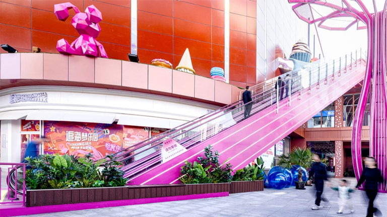 Arquitectura rosa y sostenible: así es Xirondo Plaza, el futuro de la movilidad urbana