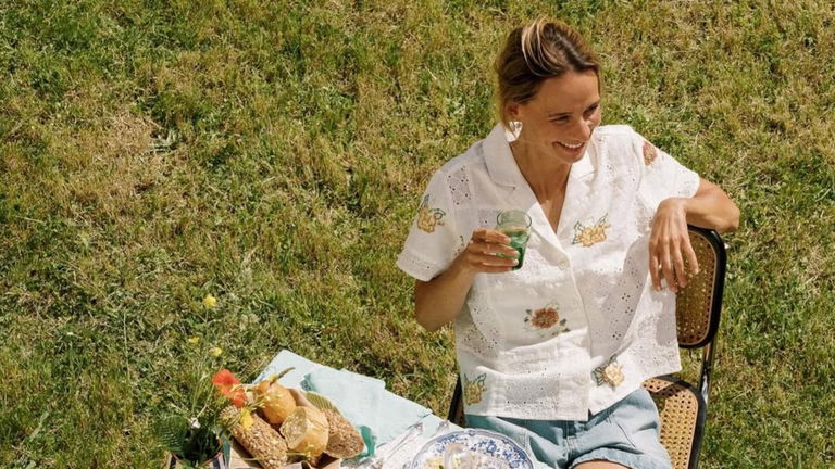 Indi&Cold tiene las camisas blancas bordadas más bonitas de este verano