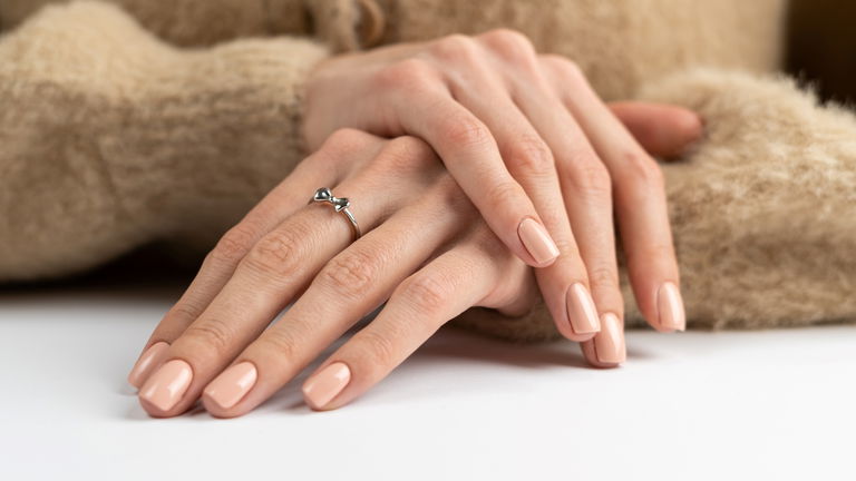 15 uñas minimalistas que rejuvenecen tus manos y son tendencia en 2025
