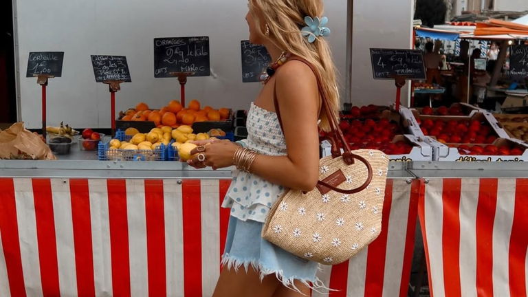 Capazos Sézane: looks reales para combinar el bolso de rafia del verano