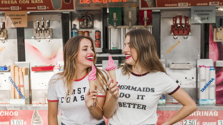 2 looks de verano con prendas de Zara: camiseta con mensaje y minifalda