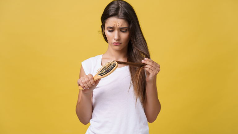 ¿Notas el pelo áspero, opaco o quebradizo? Estas señales indican que está dañado (y cómo evitar que se rompa)