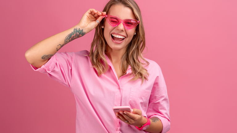 Rosa sin reglas: 7 looks (y gadgets) para llevar tu color favorito con estilo y personalidad