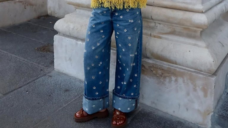 Los jeans con margaritas más buscados (y 3 opciones que puedes comprar ya)