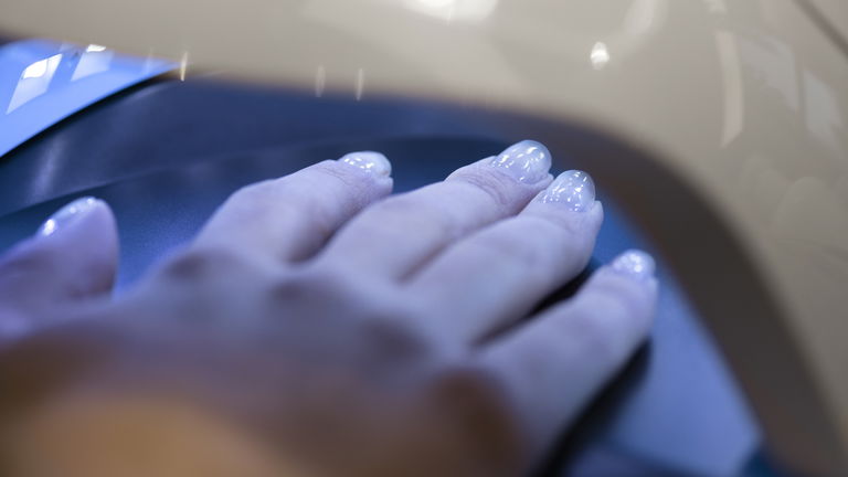 Lo que no te cuentan sobre las luces de secado de uñas: riesgos y cómo protegerte